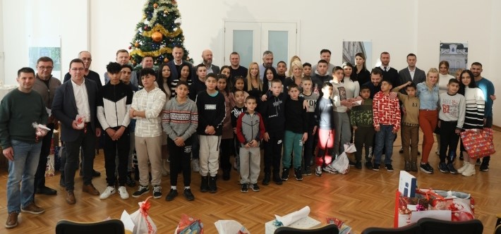 Štićenicima Doma za decu iz Bele Crkve uručeni novogodišnji paketići